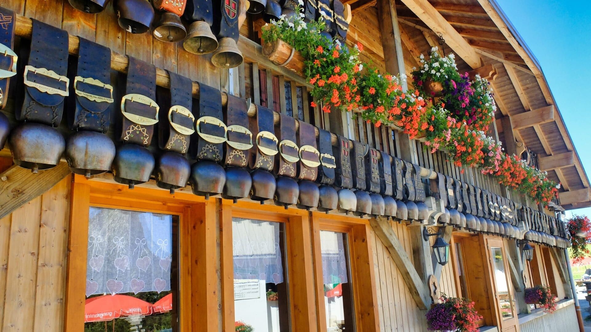 © Thomas Praire Chalet traditionnel dans les Aravis ; illustration du massif