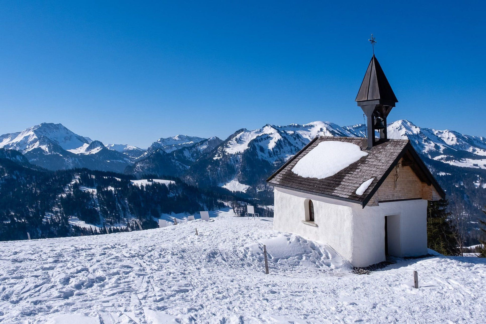 © Grégory Rohart Chapelle enneigée face aux montagnes du Bregenzerwald - Vorarlberg - Autriche