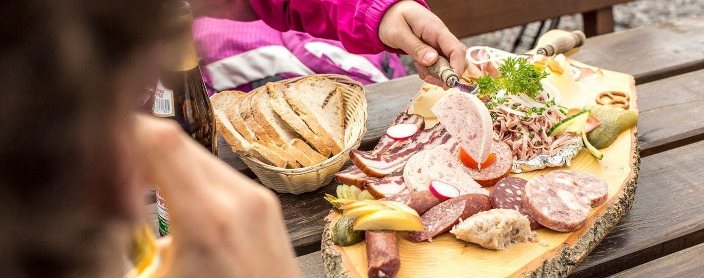 Planche de charcuterie et pain dans un refuge - Montagne