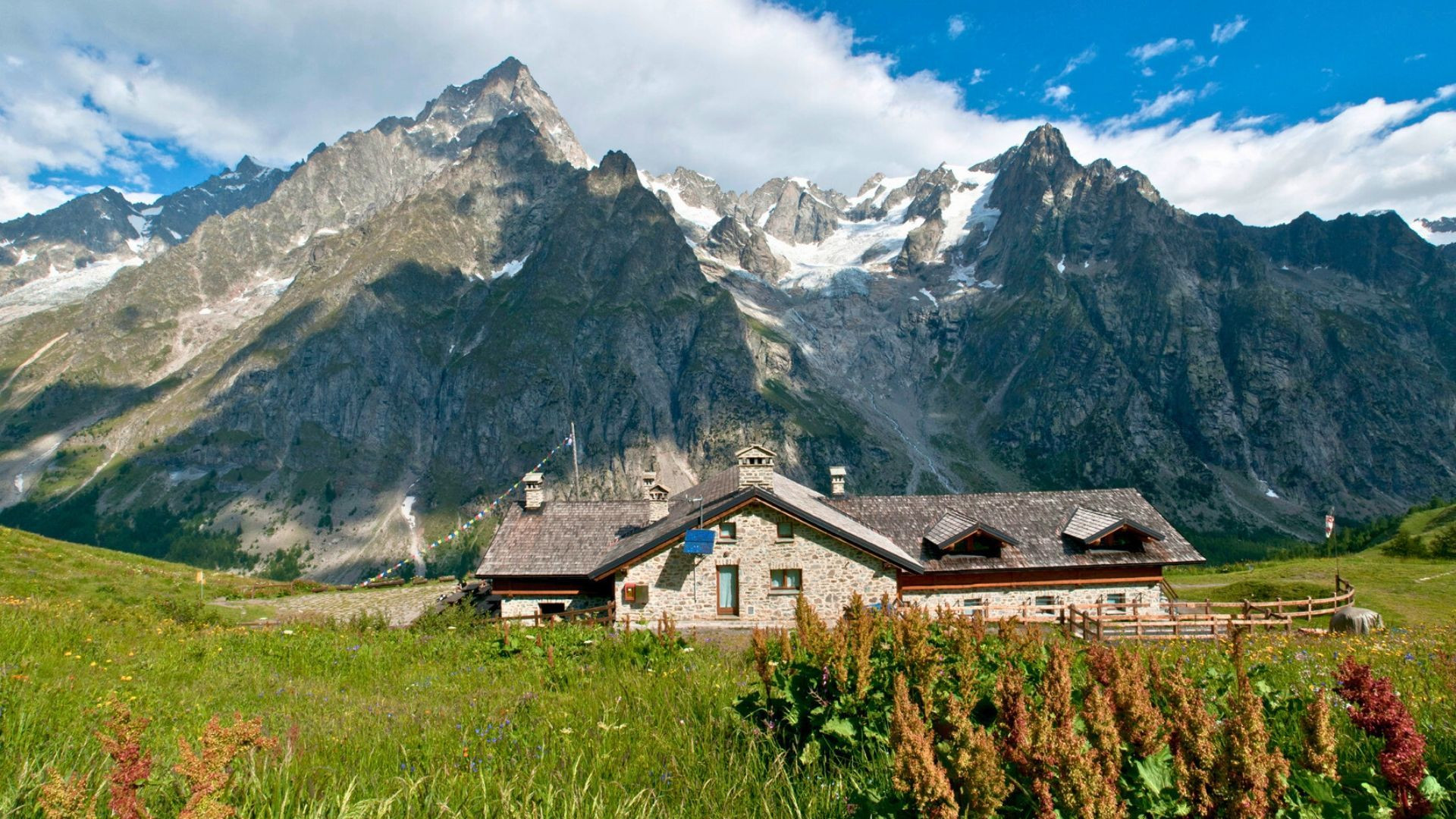Refuge alpin et sommets enneigés du massif du Mont-Blanc - France