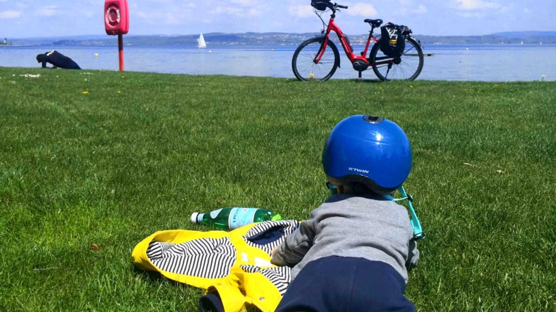 © David Praire Enfant jouant au bord du lac de Constance - Allemagne