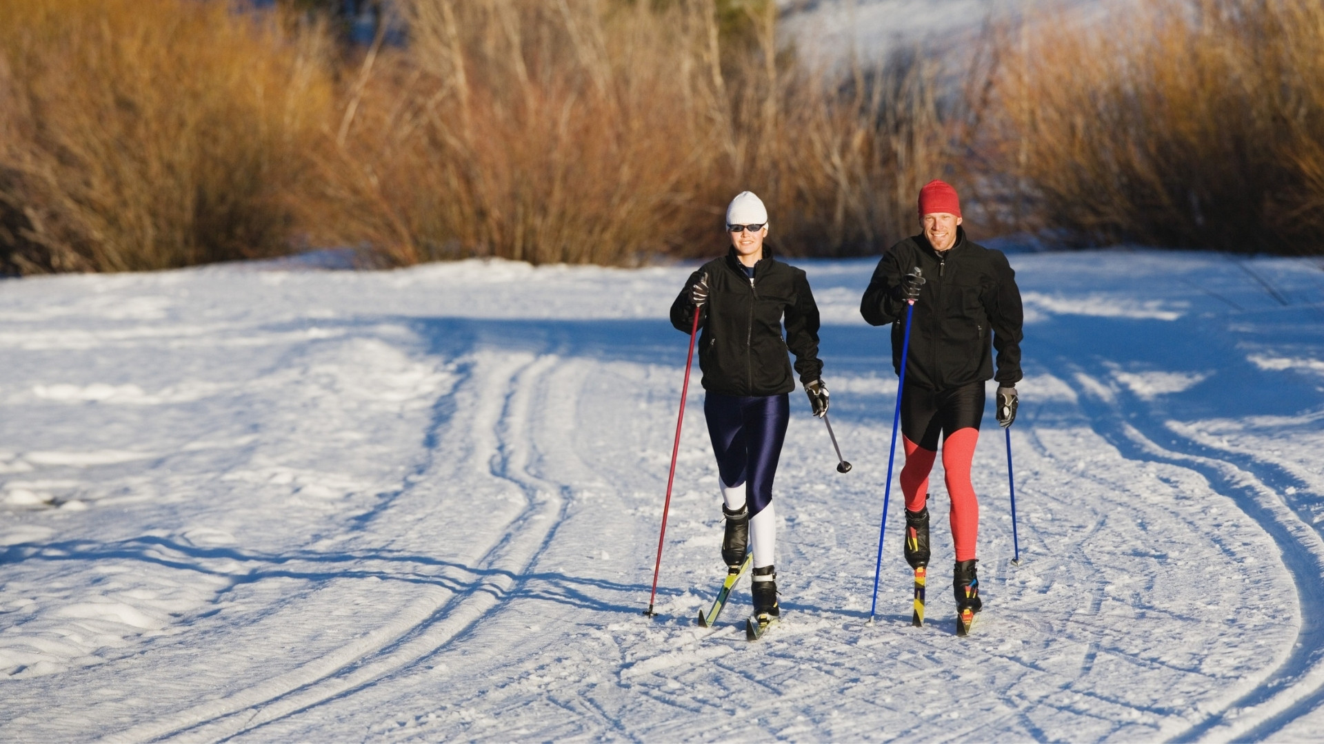 Deux skieurs de fond sur piste damée - ski nordique