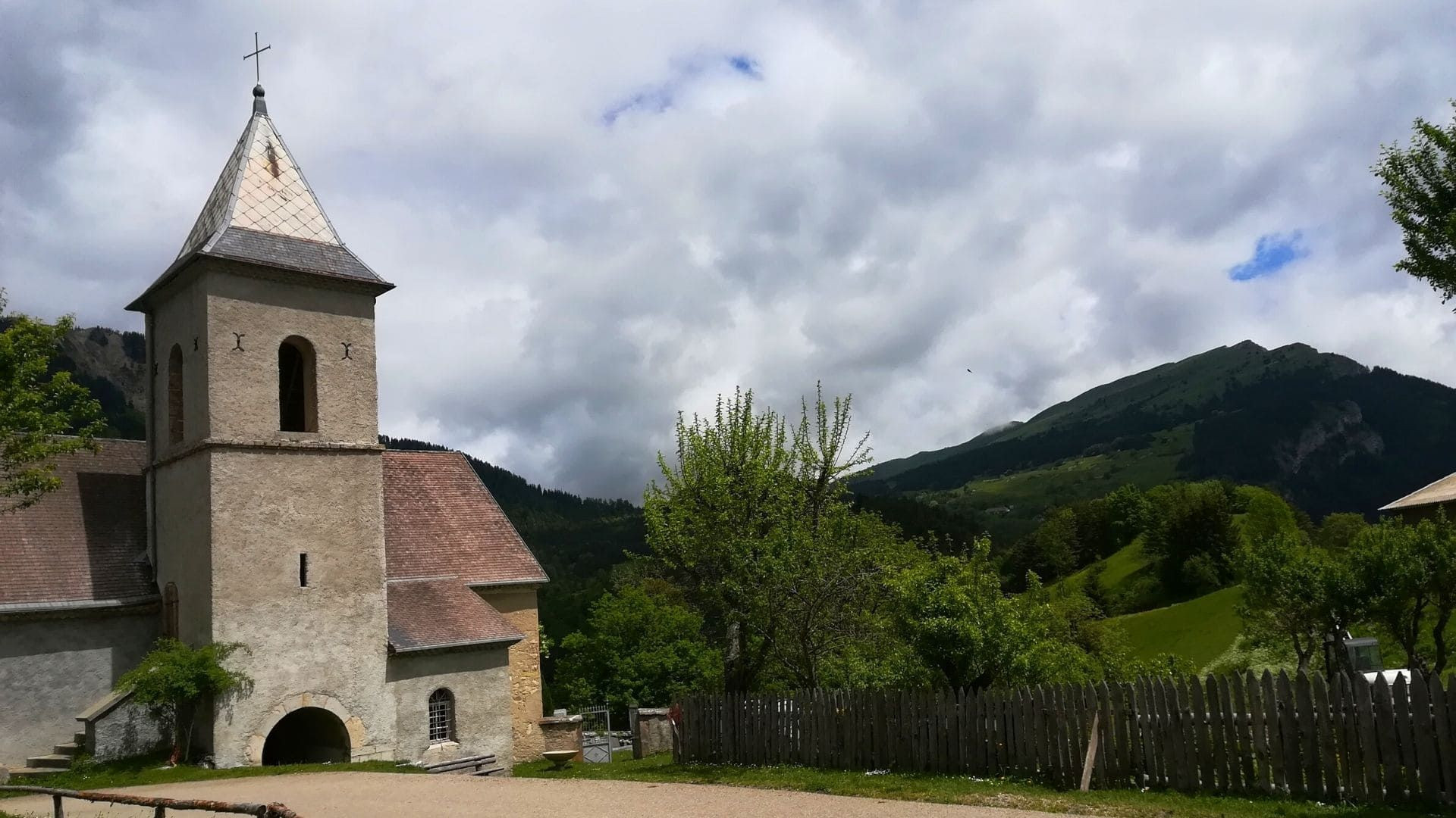 Église de La Bâtie et montagnes - Alpes - France