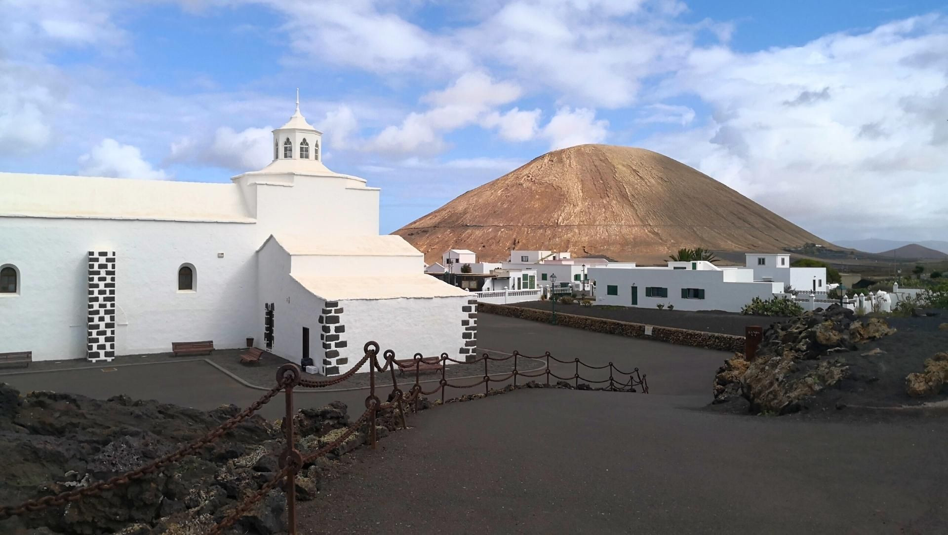 © David Praire Ermitage de la Vierge des Douleurs et volcan - Mancha Blanca - Lanzarote - Espagne