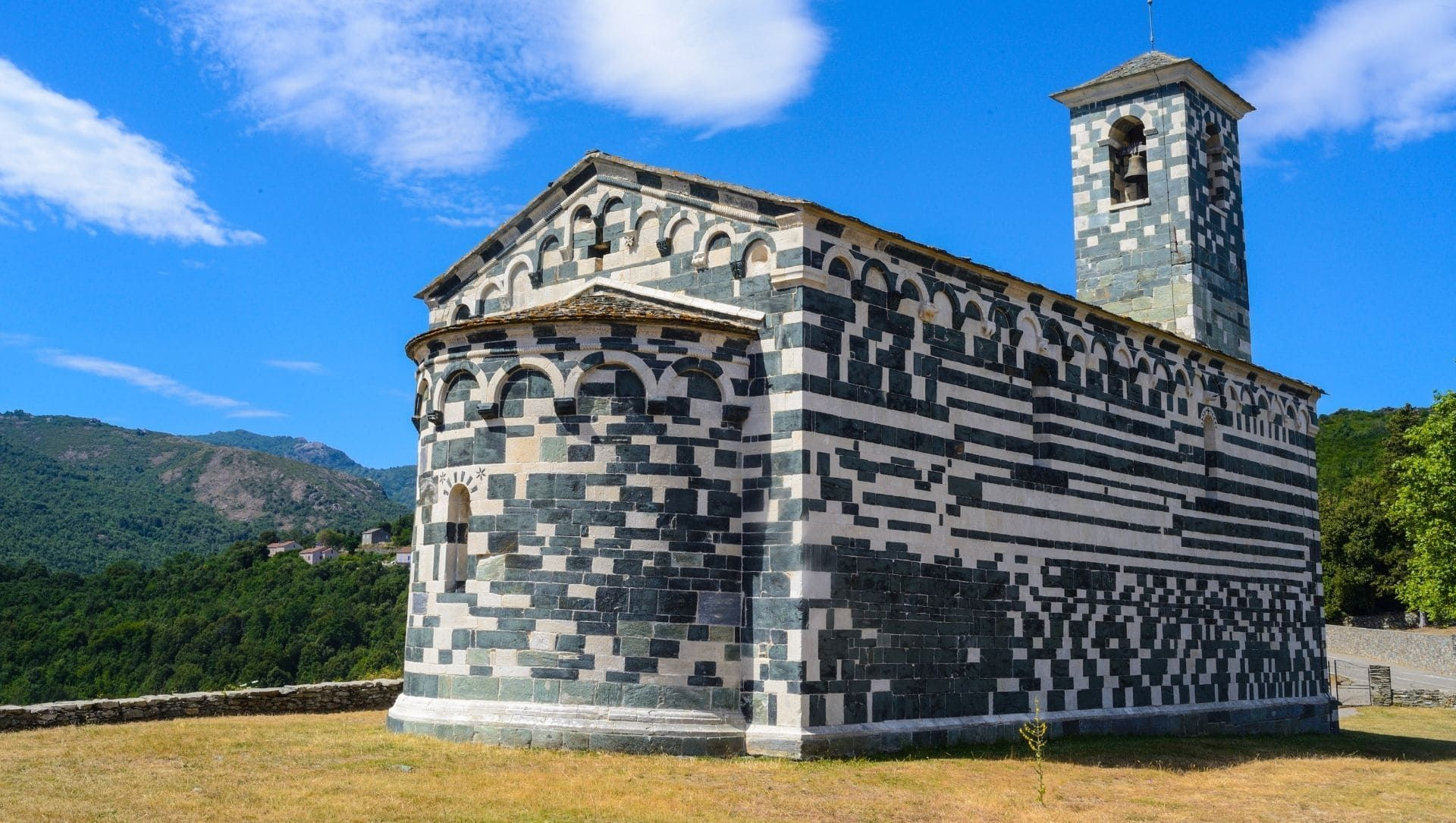© Adobe Stock Église San Michele de Murato en pierres bicolores - Cap Corse - France