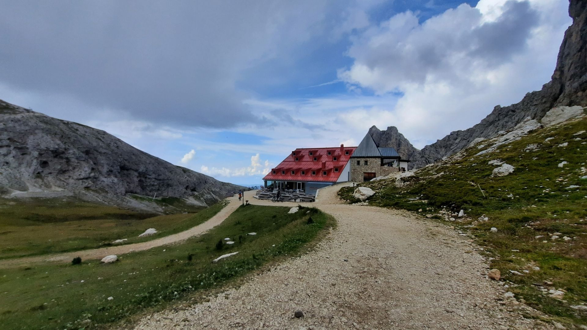 Refuge de montagne au toit rouge - Dolomites - Italie