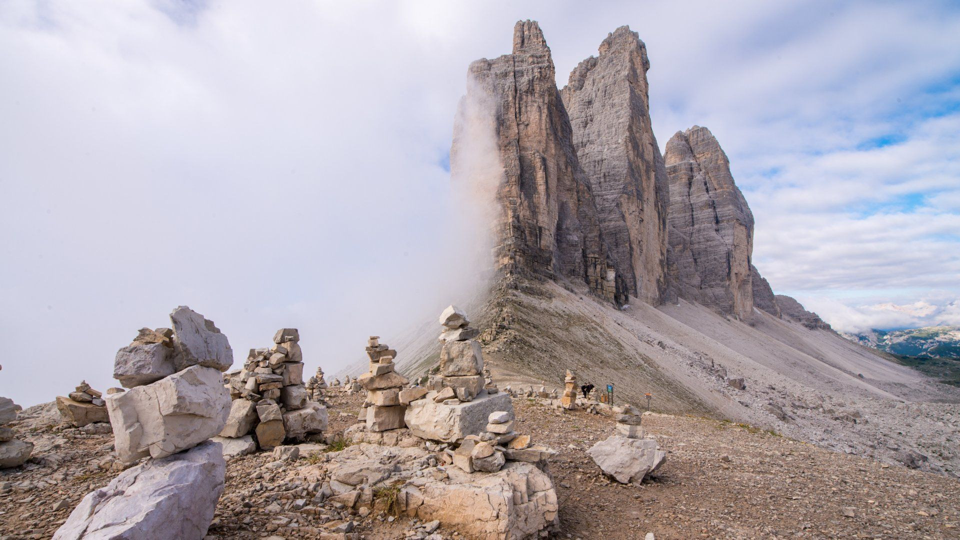 Cairns face aux Tre Cime di Lavaredo - Dolomites - Italie