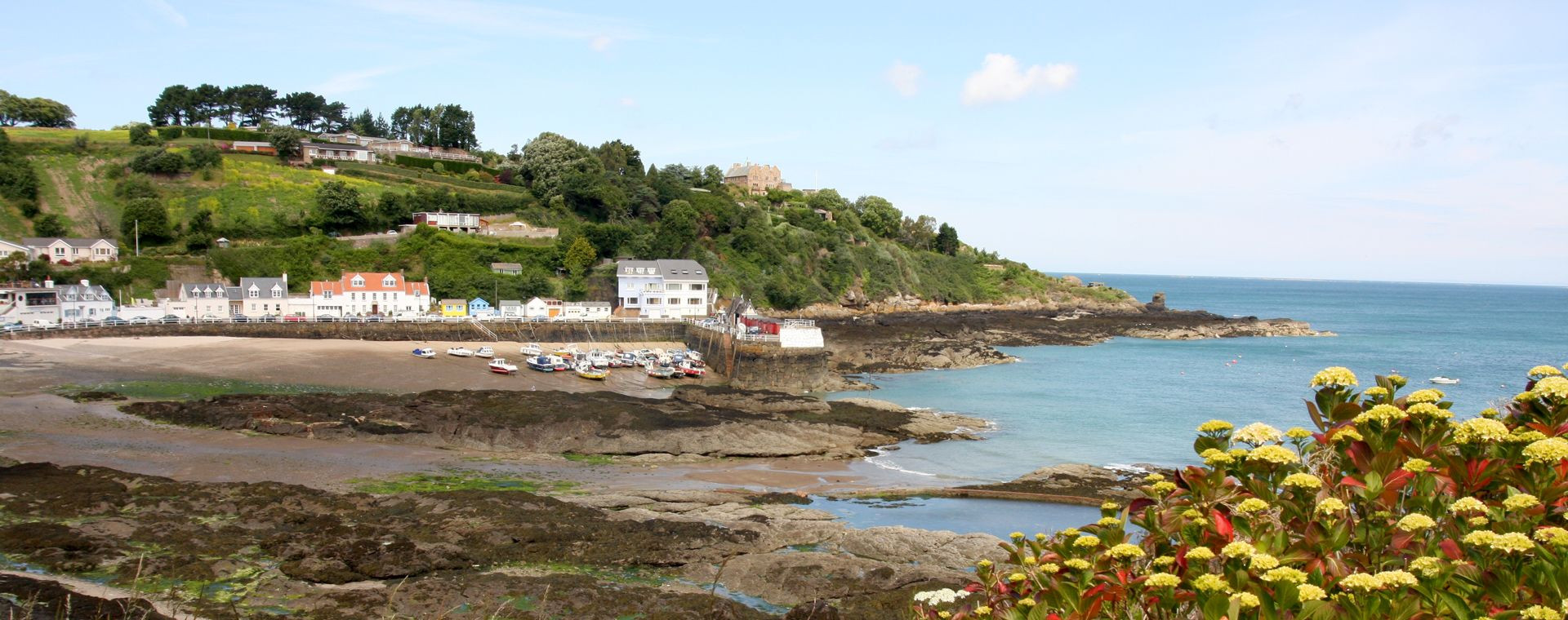 Crique et village côtier - Îles Anglo-Normandes