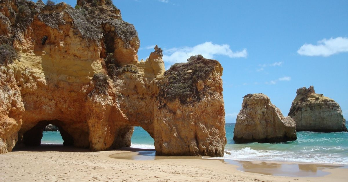 Plage et falaises ocres de l'Algarve - Côte du Portugal