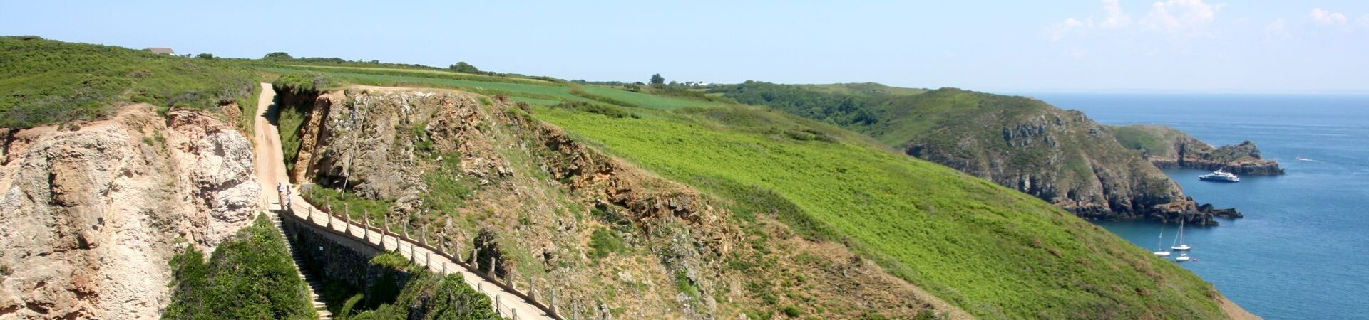 Sentier côtier et falaises verdoyantes - Île de Sercq - Îles Anglo-Normandes