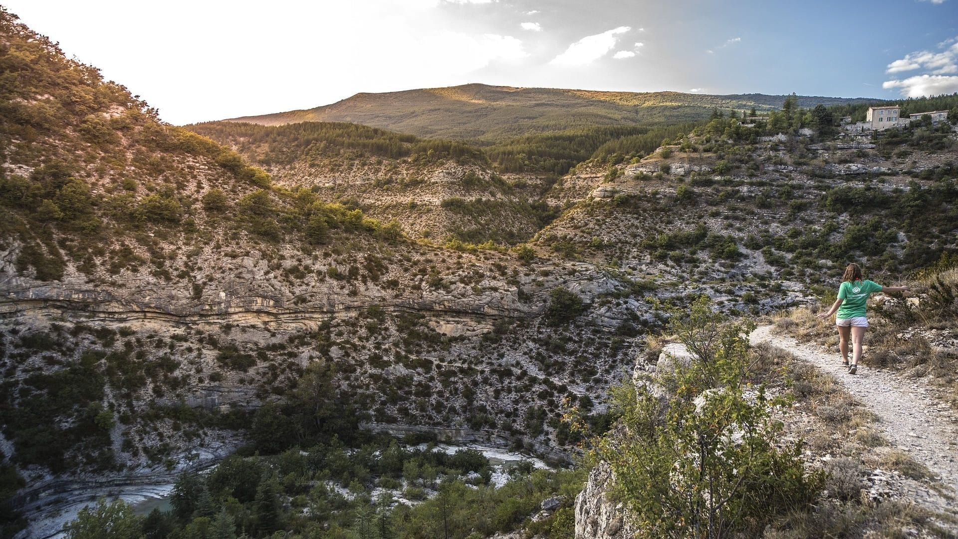 Randonneuse sur un sentier au-dessus des gorges - Provence - France