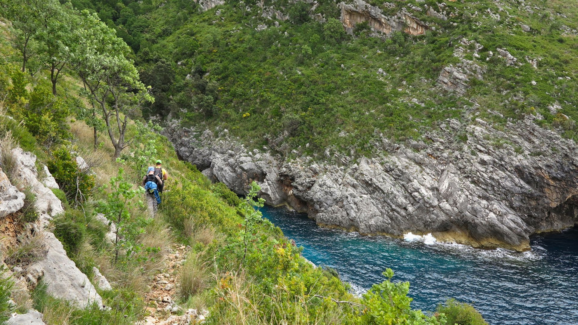 © François Ribard Randonneurs sur le sentier côtier au-dessus de la mer - Albanie