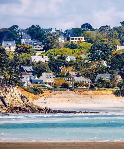 Village côtier de Morgat avec plage et maisons sur les falaises - Presqu'île de Crozon - Bretagne - France
