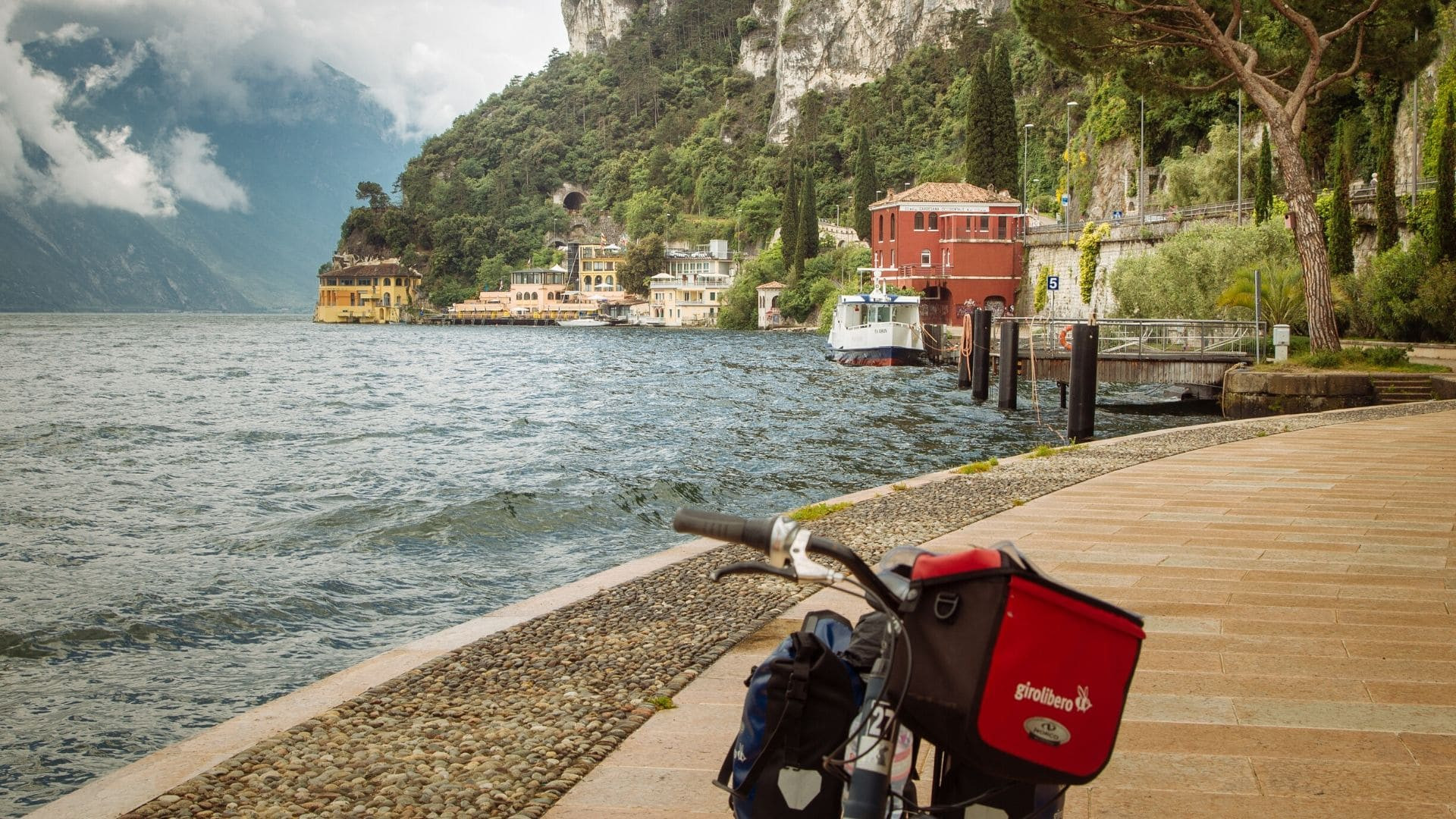 © Yvonne Toussaint Vélo sur la promenade du lac de Garde - Riva del Garda - Italie
