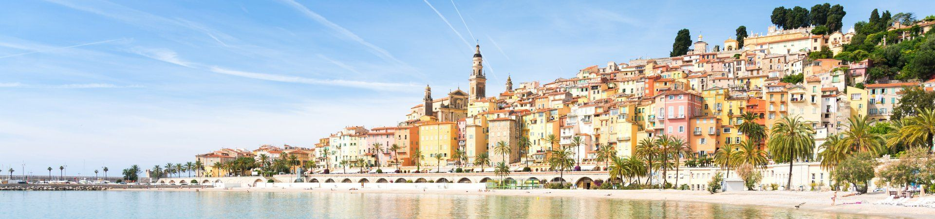 Maisons colorées de Menton au bord de mer - Côte d'Azur - France