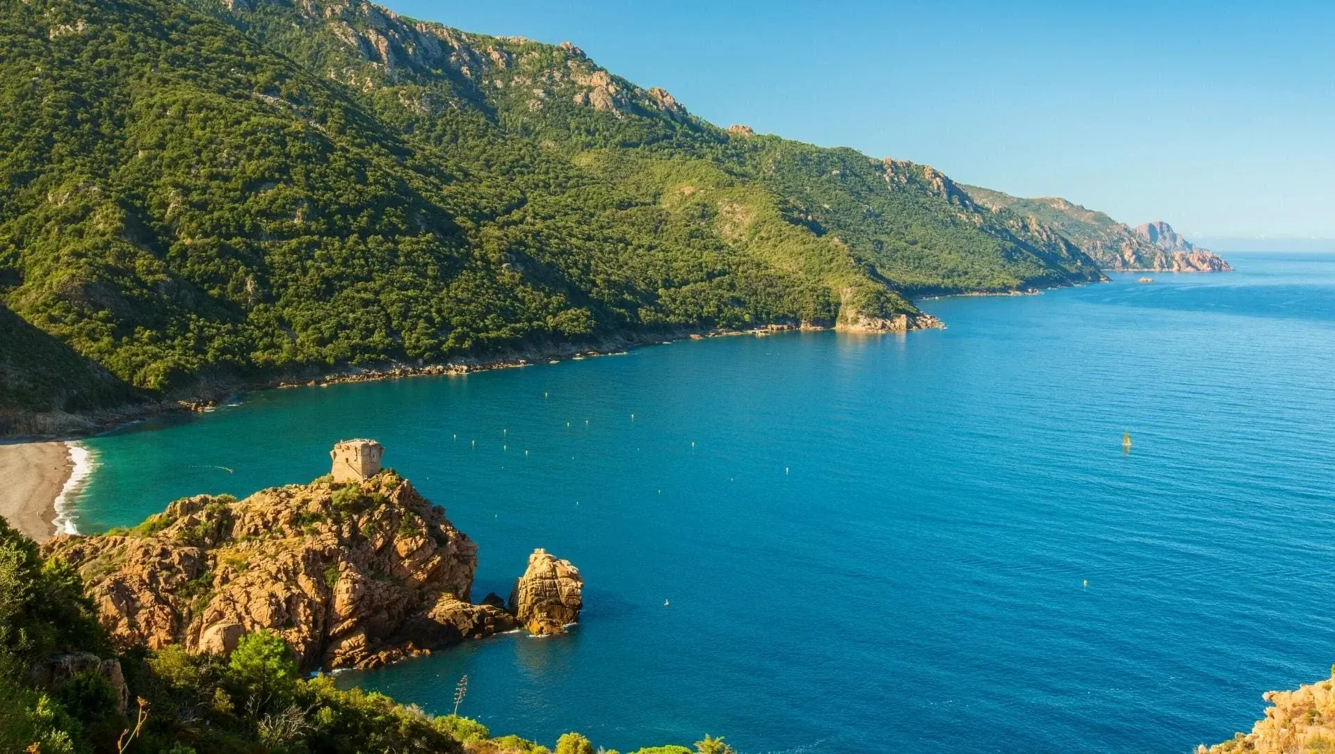 Découvrir la Corse : en randonnée ou à la voile ?