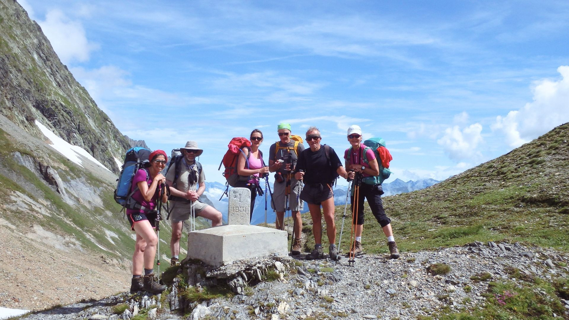 Randonneurs posant à un col de montagne - Alpes - France