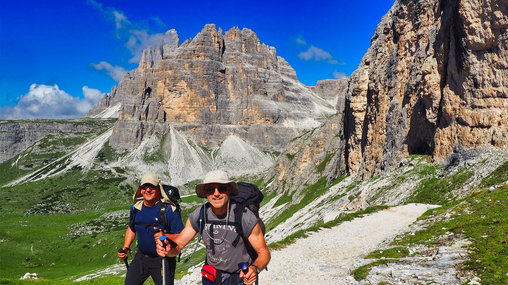 Randonneurs devant la Croda Passaporto - Dolomites - Italie
