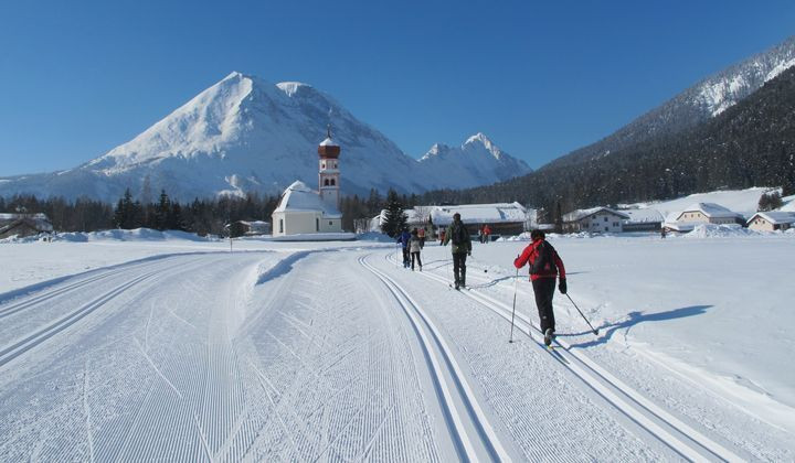 Ski de fond devant l'église du village - Leutasch - Tyrol, Autriche