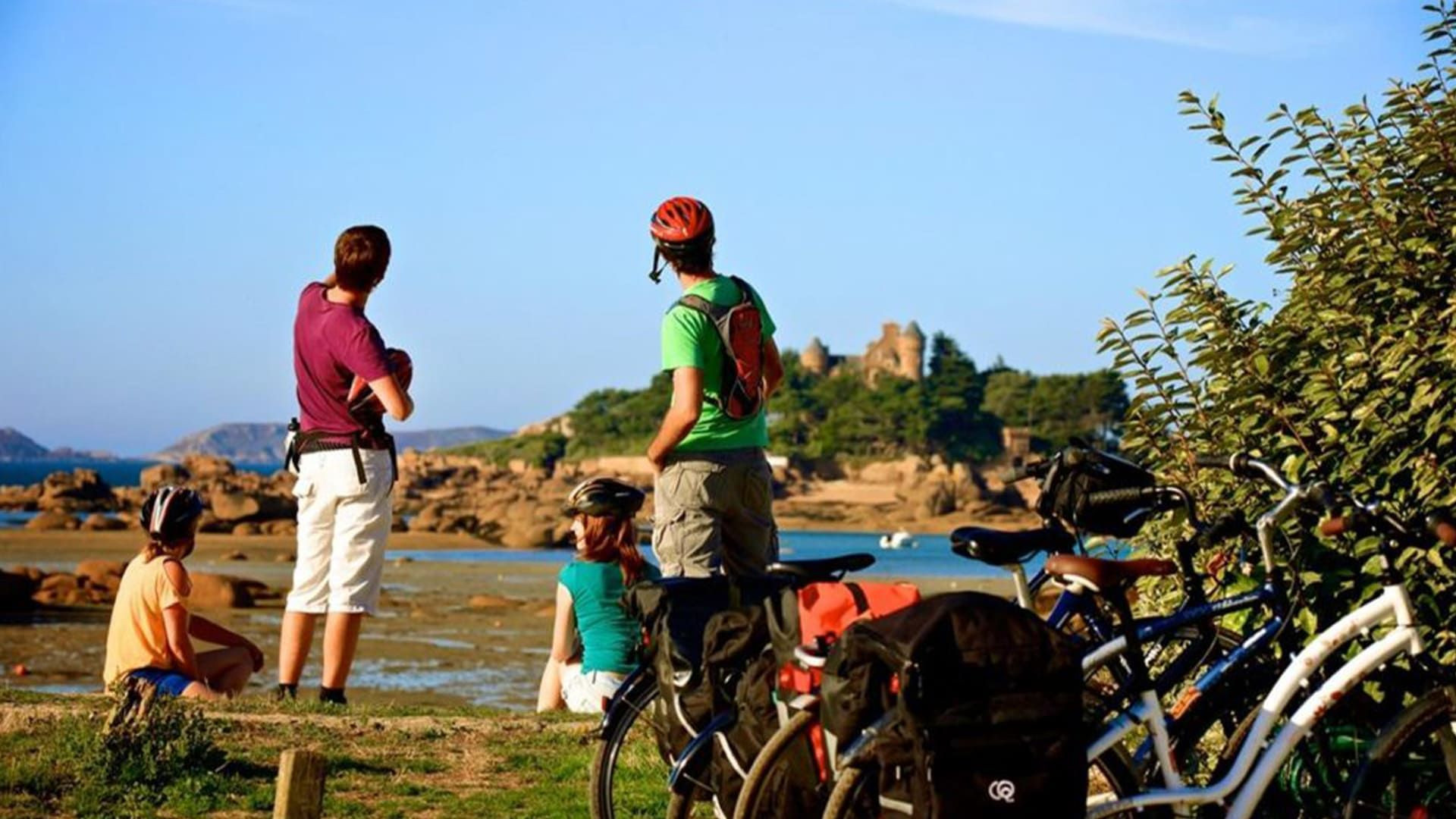 Pause à vélo sur la Côte de Granit Rose - Bretagne - France