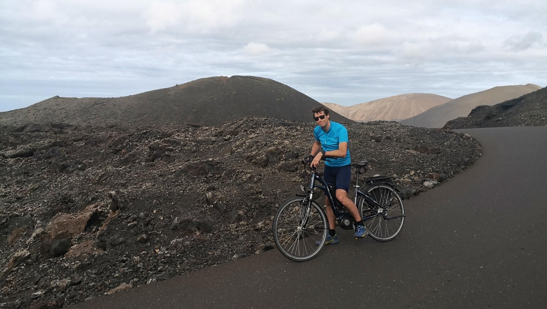 © David Praire Cycliste sur les paysages volcaniques de Lanzarote - Canaries - Espagne