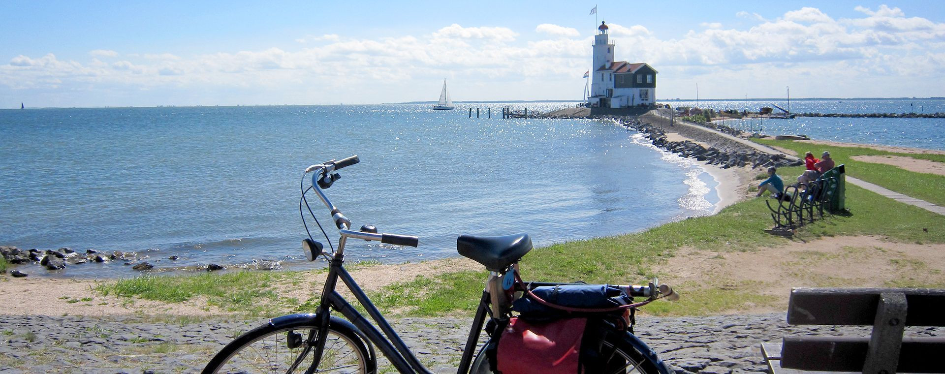 Vélo et phare au bord du lac IJsselmeer - Hollande - Pays-Bas
