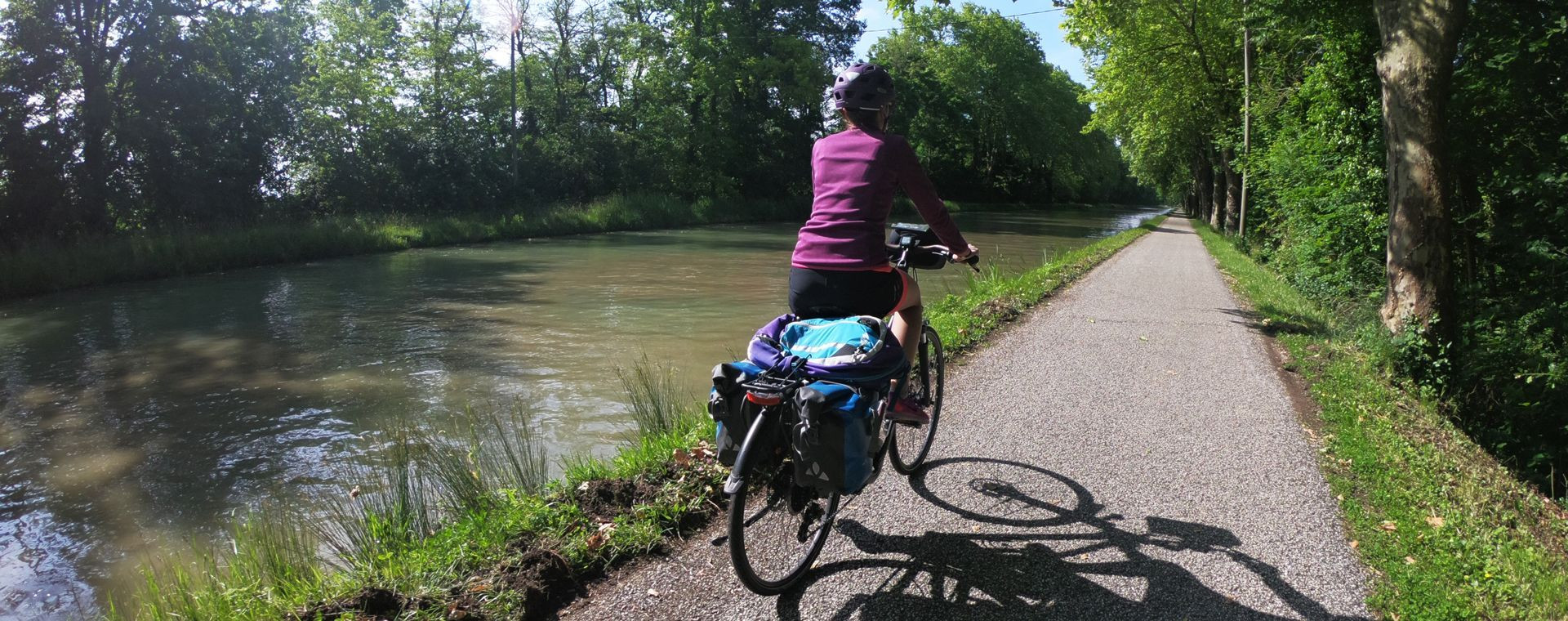 Cycliste le long du canal de la Garonne - France