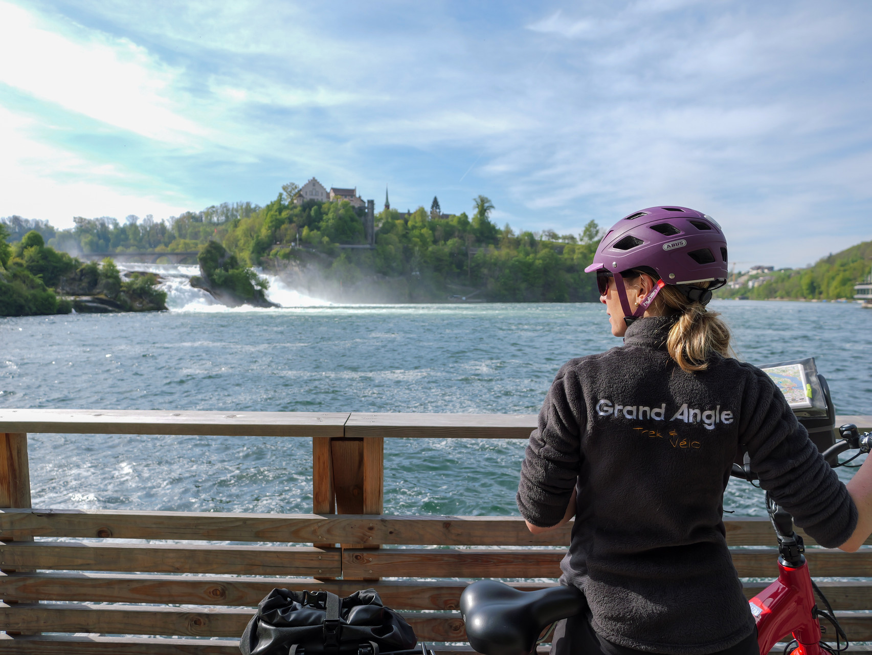 © David Praire Cycliste à l'arrêt face aux chutes du Rhin, sur l'itinéraire vélo du lac de Constance