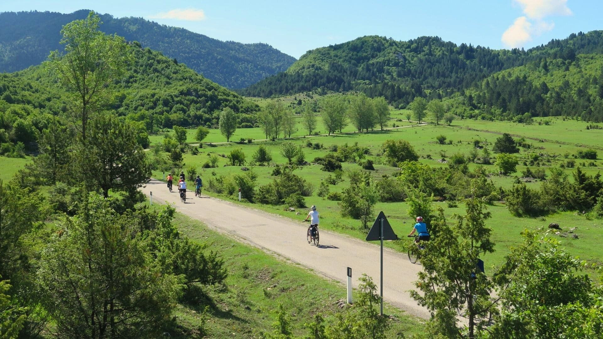 Cyclistes dans les collines verdoyantes - Albanie