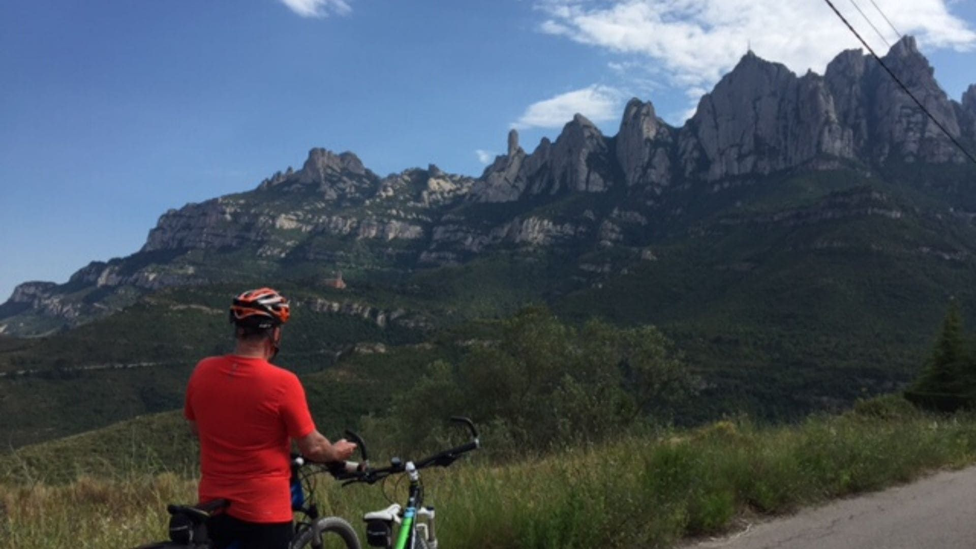 Cycliste face aux montagnes de Montserrat - Catalogne - Espagne