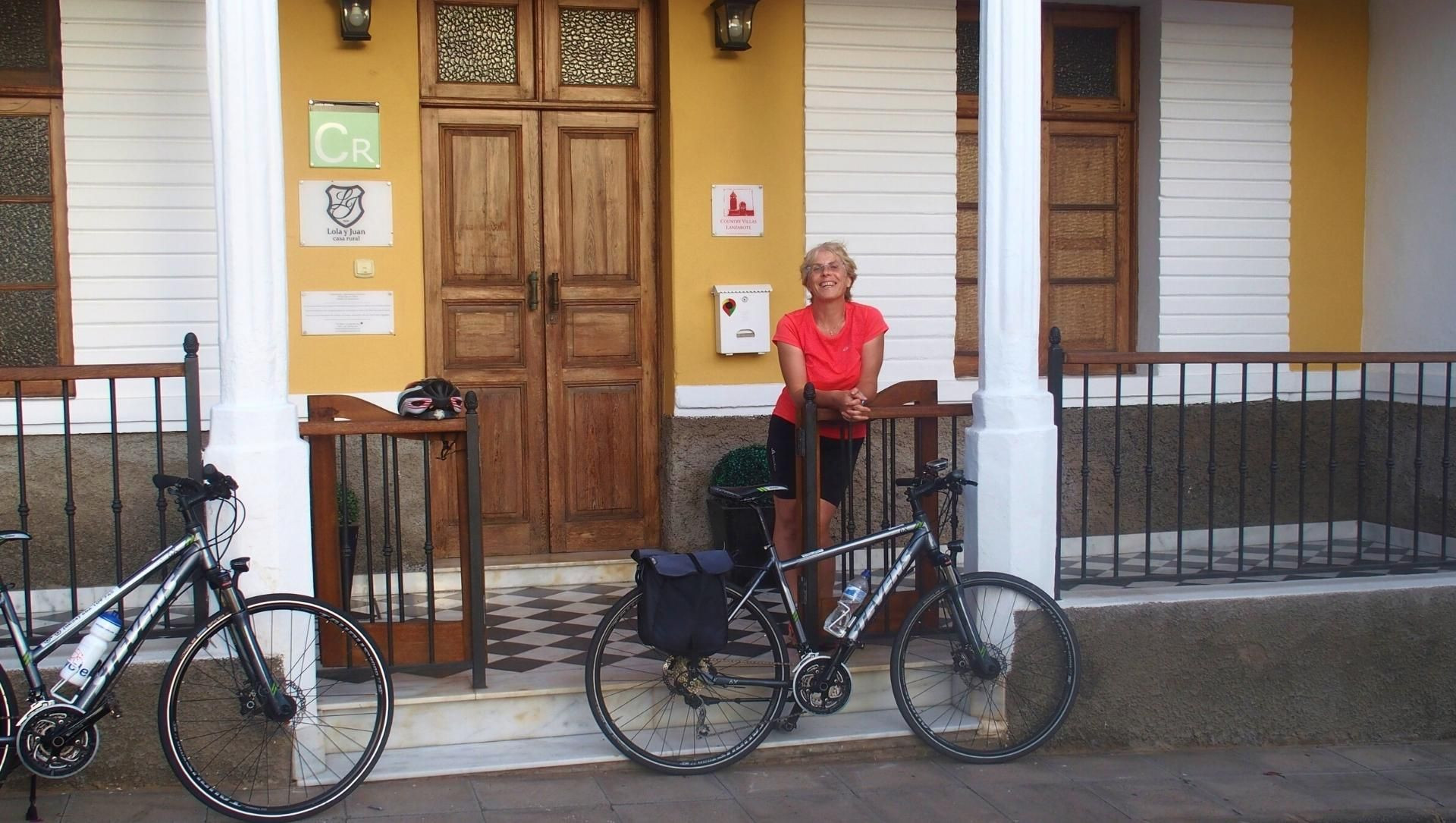 © Jean-Claude Praire Cycliste devant une maison rurale - Lanzarote - Canaries