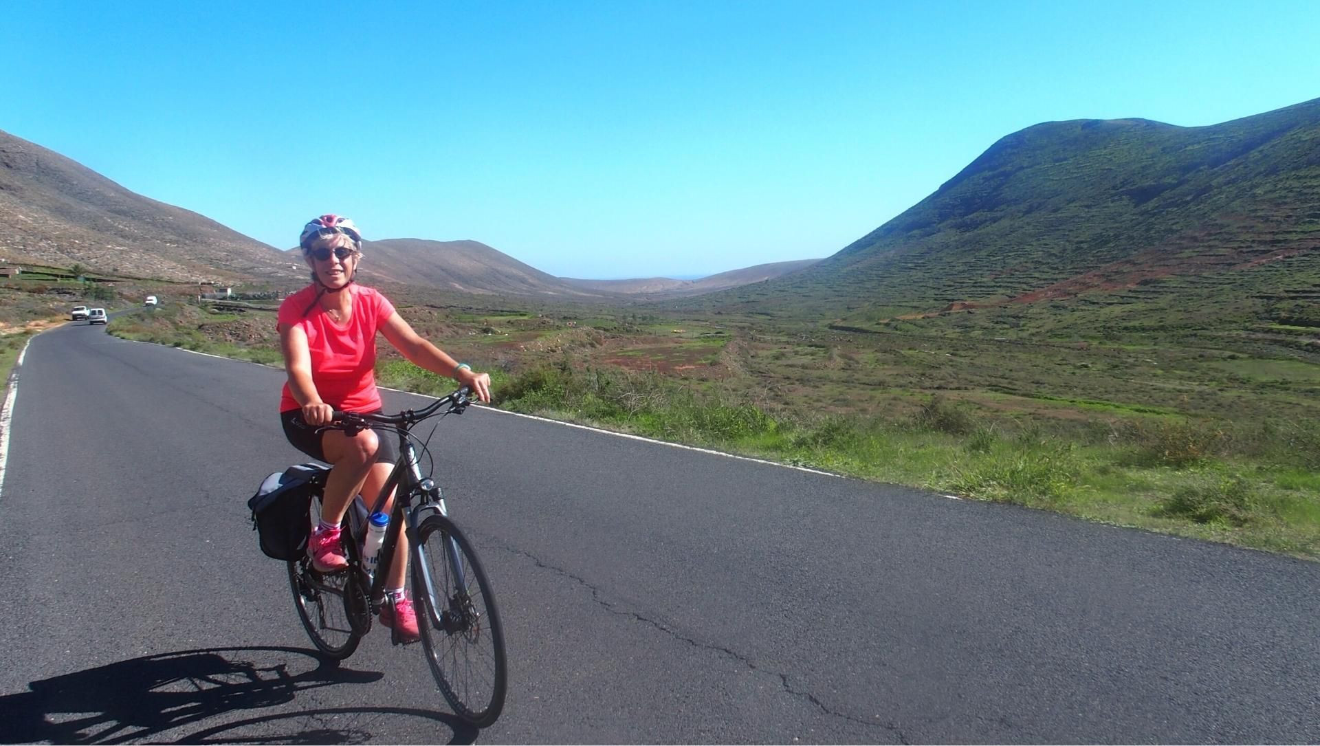 © Jean-Claude Praire Cycliste sur route et paysages volcaniques - Lanzarote - Îles Canaries - Espagne