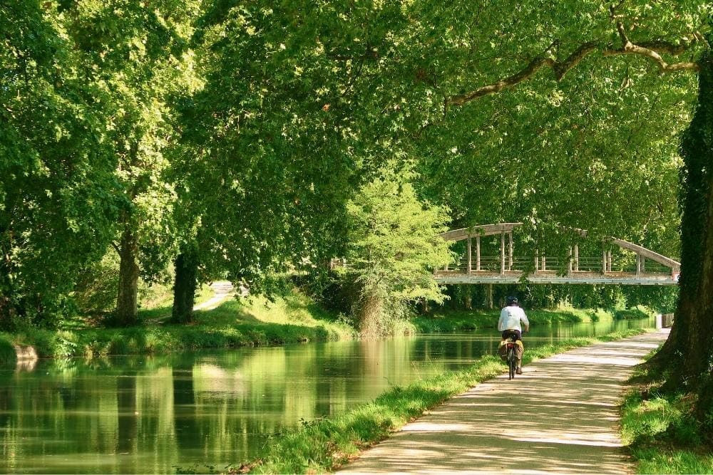 © Franchino Cycliste pédalant le long de la Garonne © Franchino