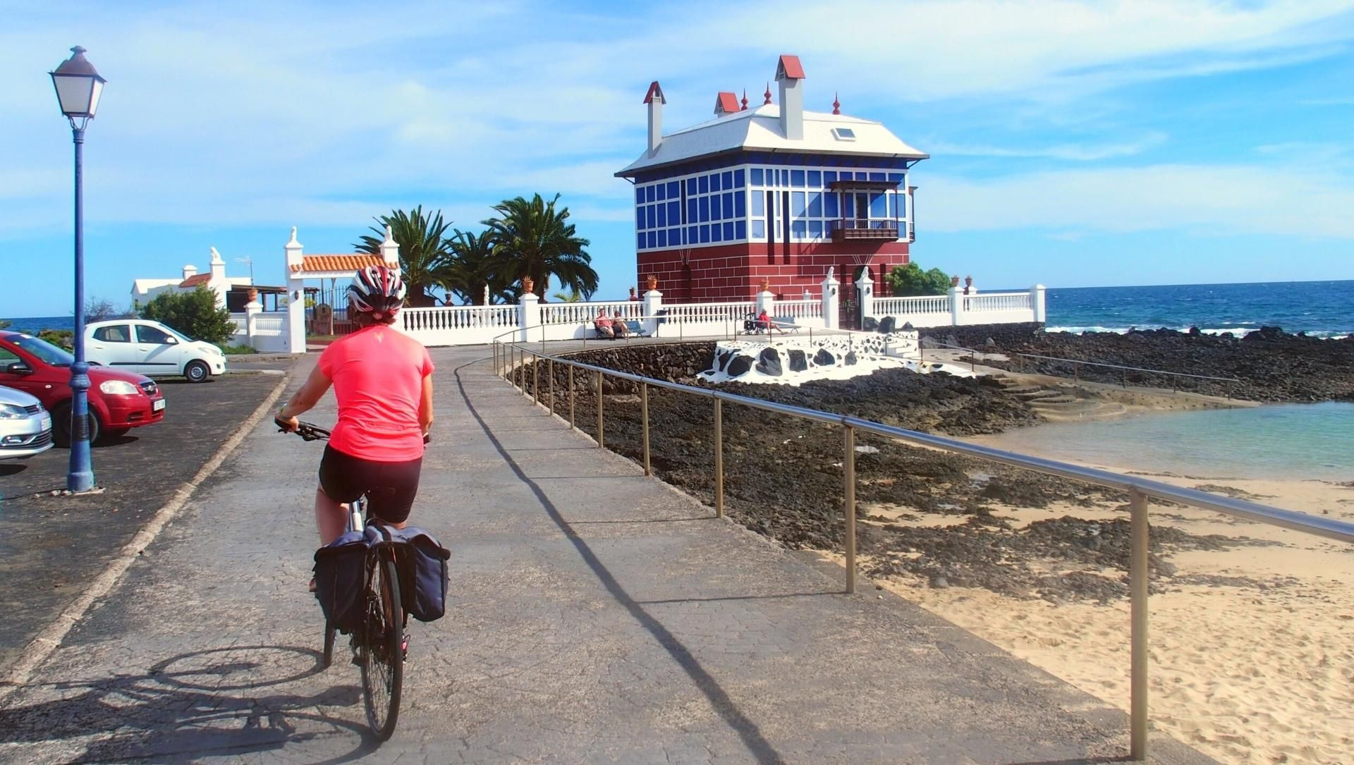 © Jean-Claude Praire Cycliste au bord de la mer - Lanzarote - Îles Canaries - Espagne