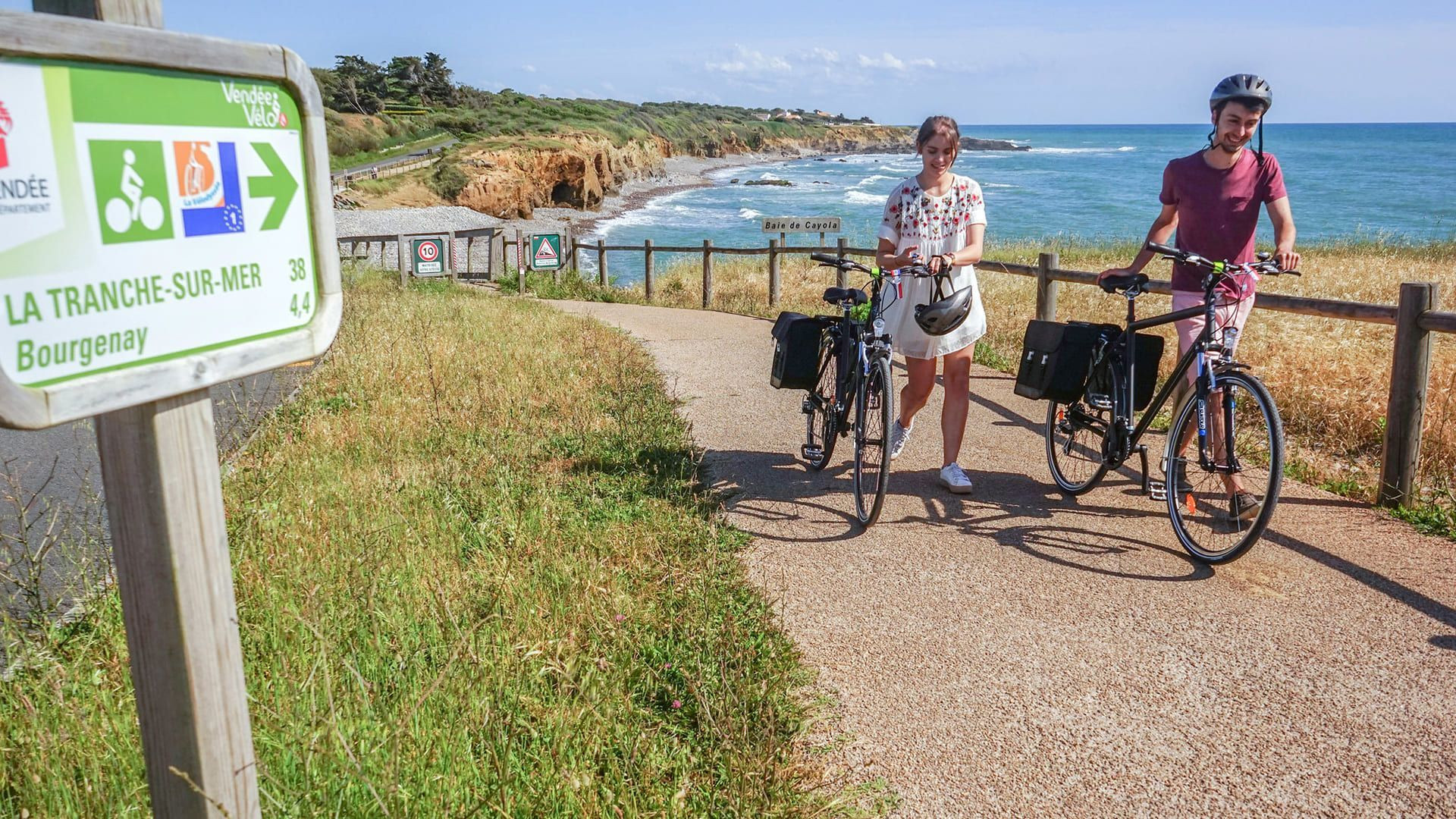 Cyclistes au-dessus de la baie de Cayola - La Vélodyssée - Vendée - France