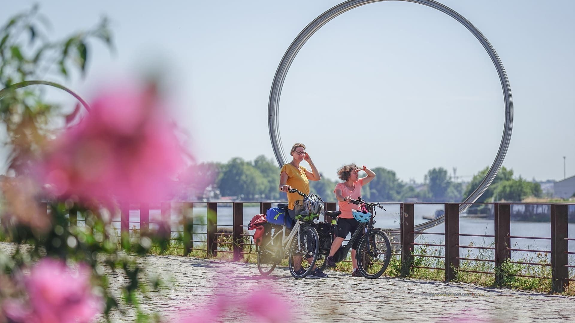 © Aurélie Stapf Cyclistes aux Anneaux de Buren - Nantes - Loire-Atlantique - France