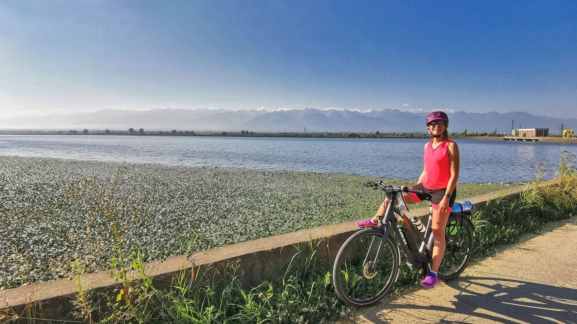 Cycliste au bord d'un lac de montagne - Transylvanie - Roumanie
