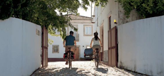 Cyclistes dans une ruelle blanchie à la chaux - Vallée du Douro - Portugal (2)