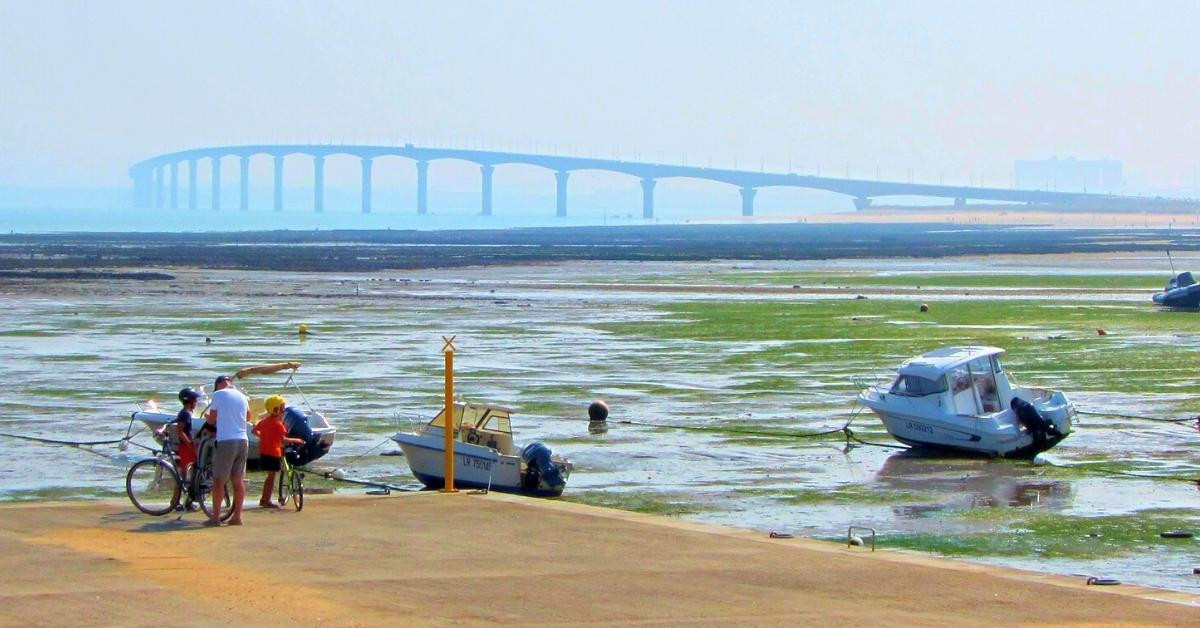 © Charlotte Laventureux Cyclistes devant le pont de l'île de Ré - Charente-Maritime
