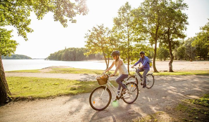 Cyclistes au bord du lac sur l'île de Ruissalo - Finlande