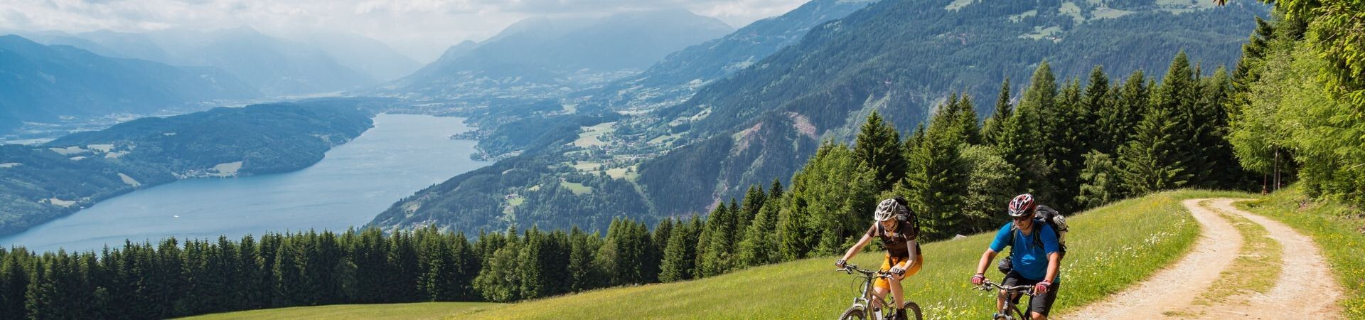 Cyclistes sur un sentier dominant le Millstättersee - Carinthie - Autriche
