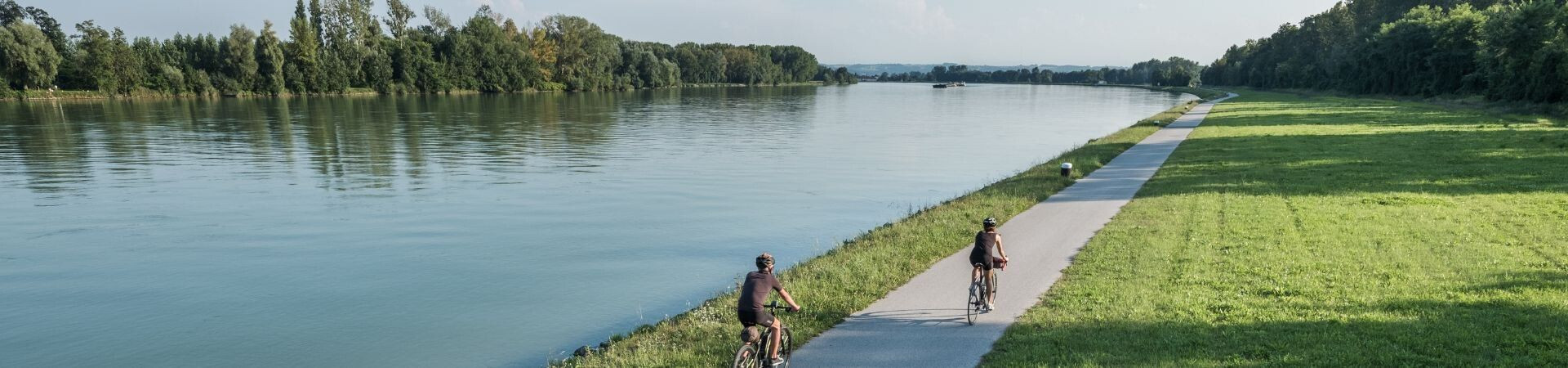 Cyclistes sur la piste cyclable le long du Danube - Allemagne