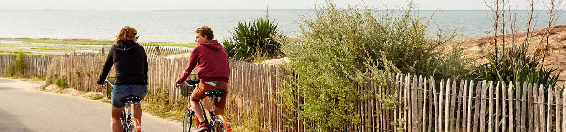 Cyclistes sur une piste côtière - Littoral atlantique - France