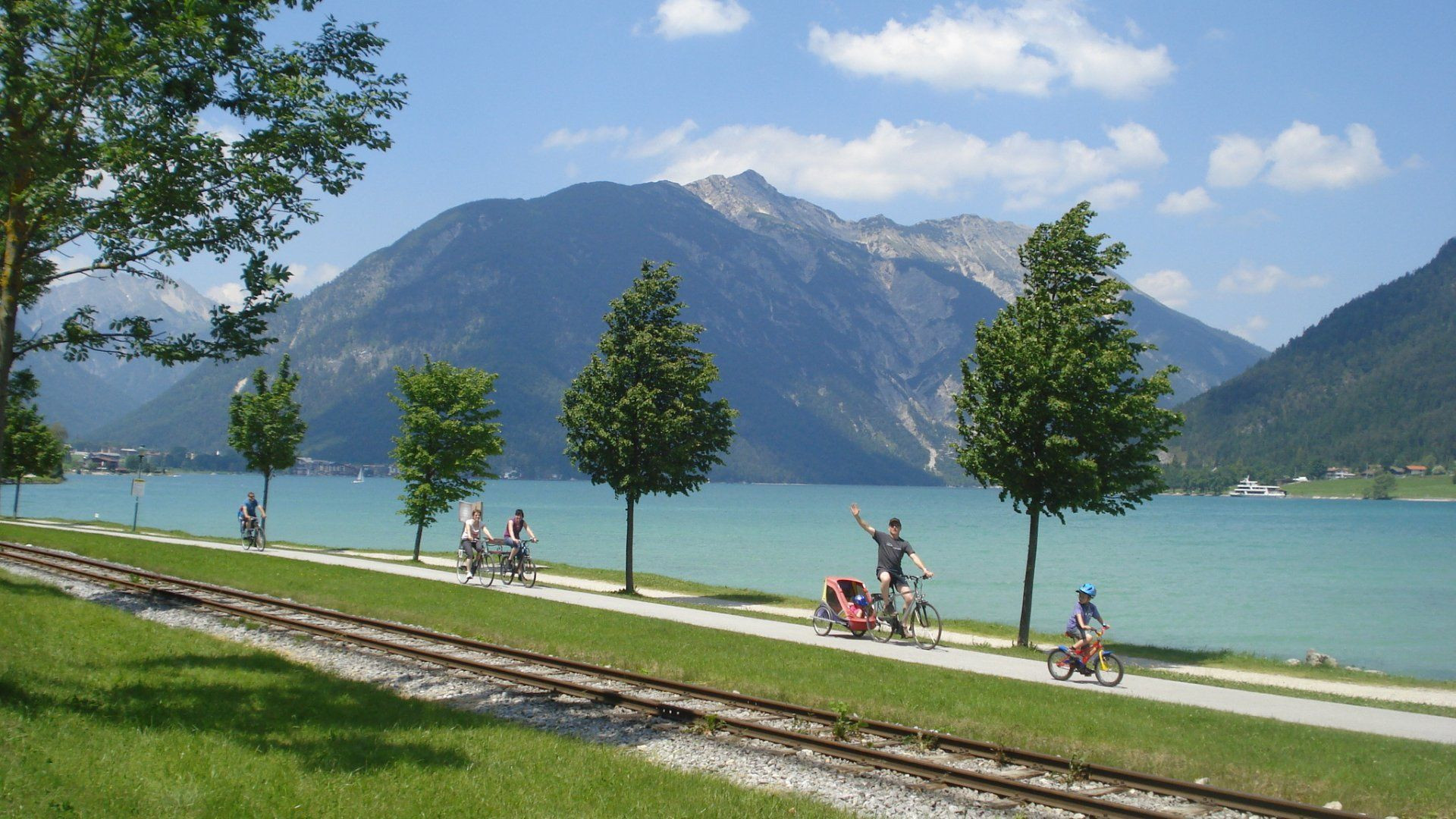 Cyclistes au bord d'un lac turquoise - Salzkammergut - Autriche