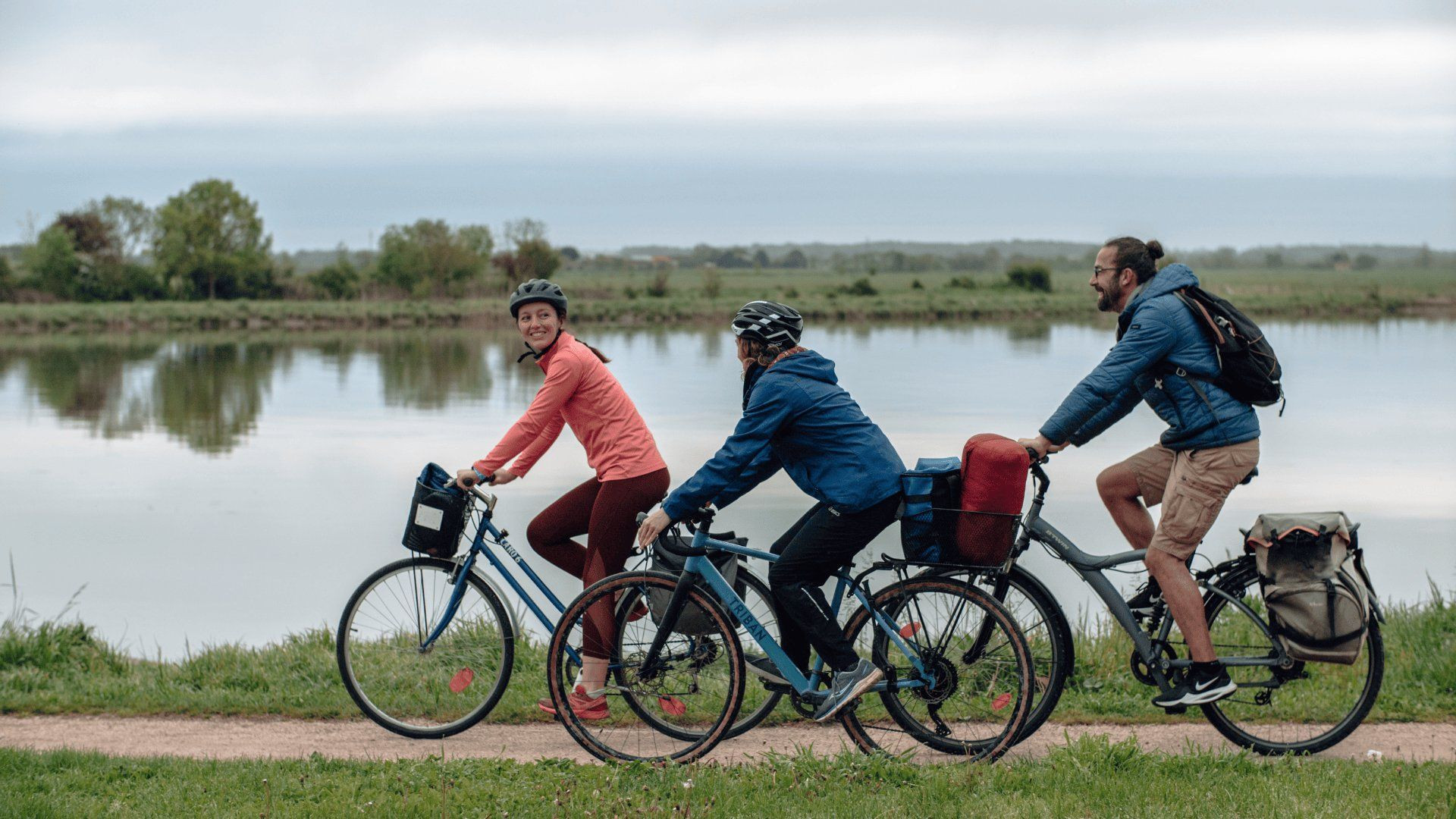 Cyclistes sur la Flow Vélo près de Rochefort - Charente-Maritime - France