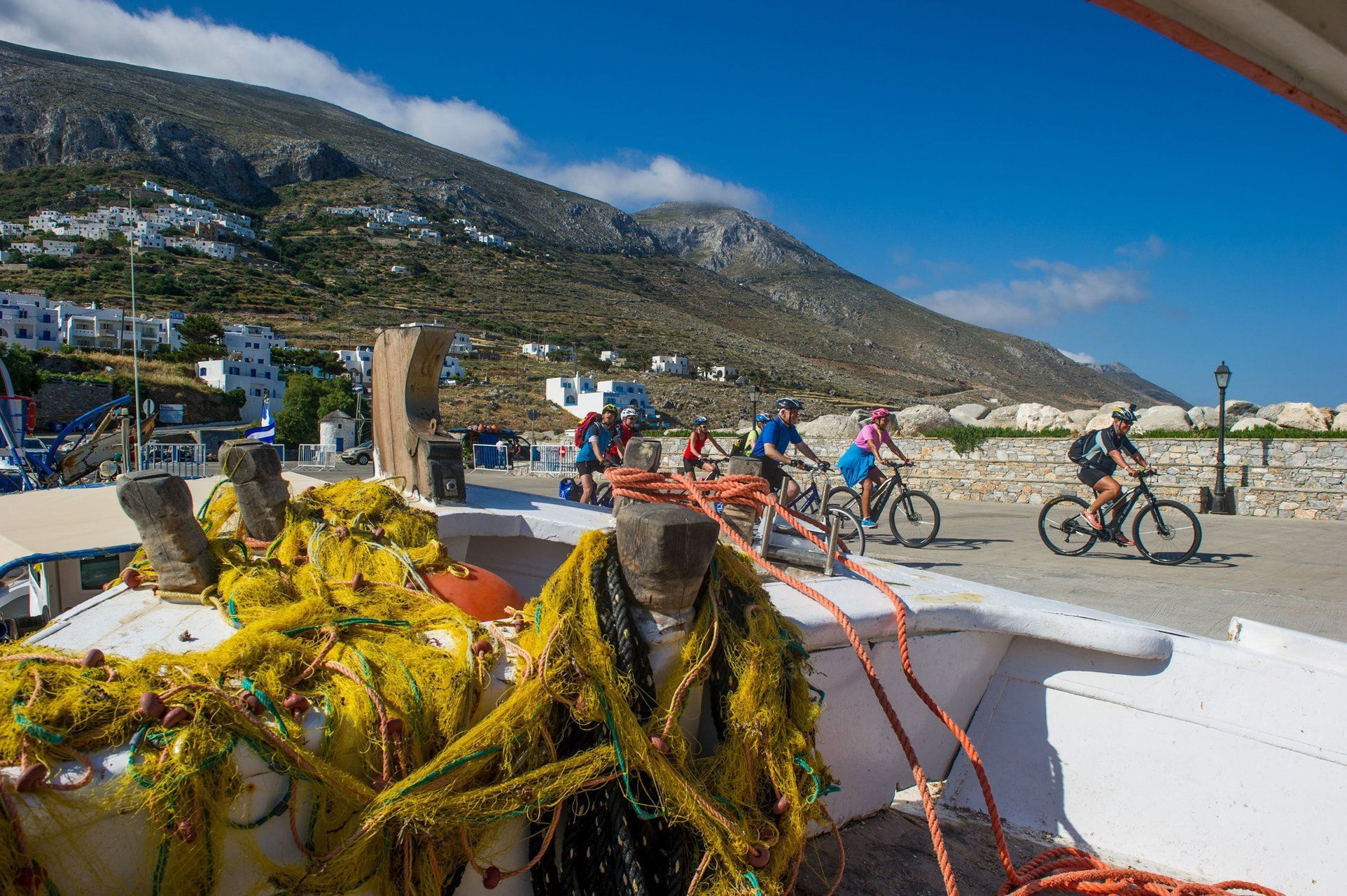 © Ivan Duran Cyclistes sur le quai du port - Amorgos - Cyclades - Grèce