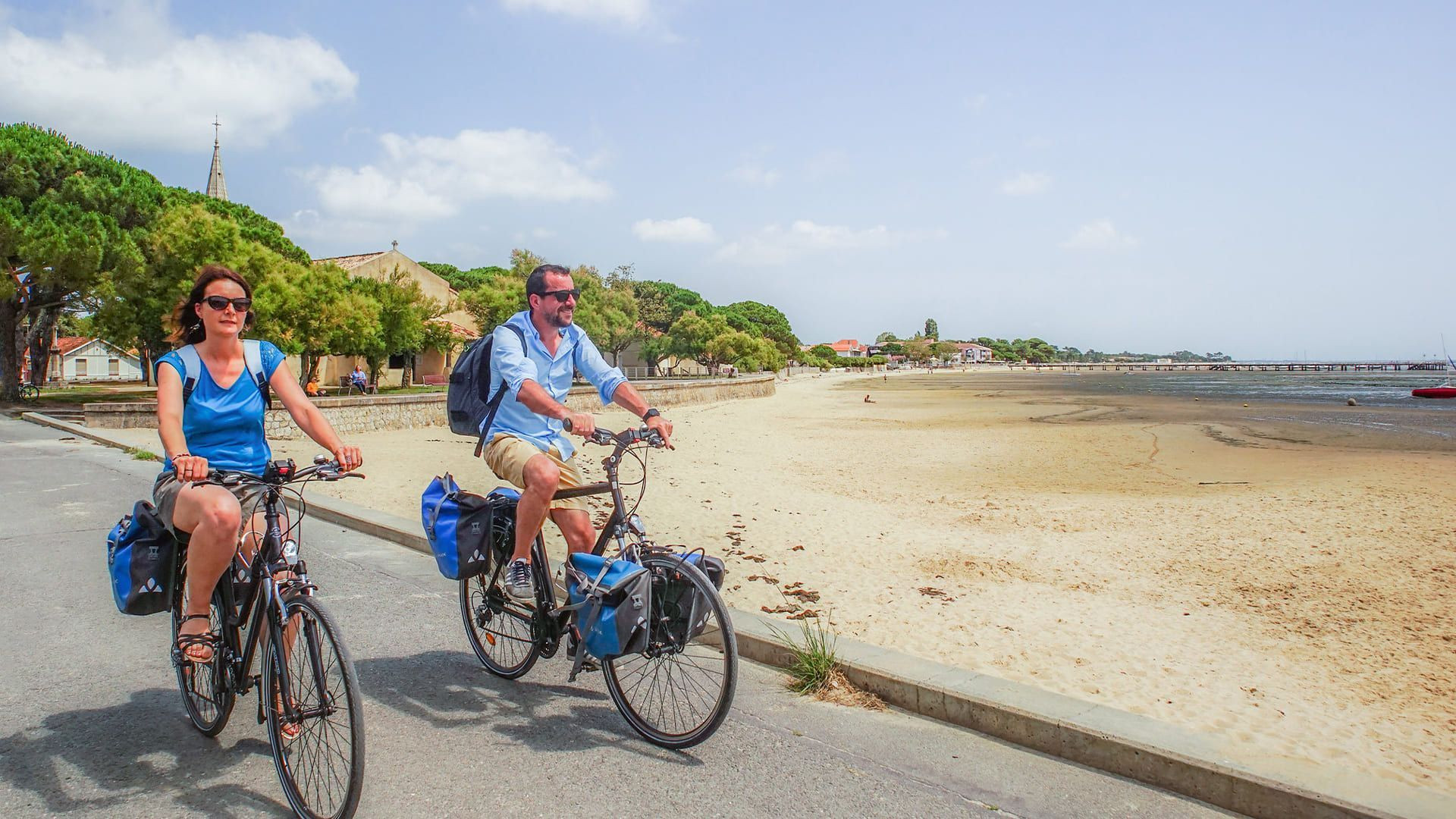 Cyclistes sur le front de mer d'Andernos-les-Bains - Bassin d'Arcachon - France