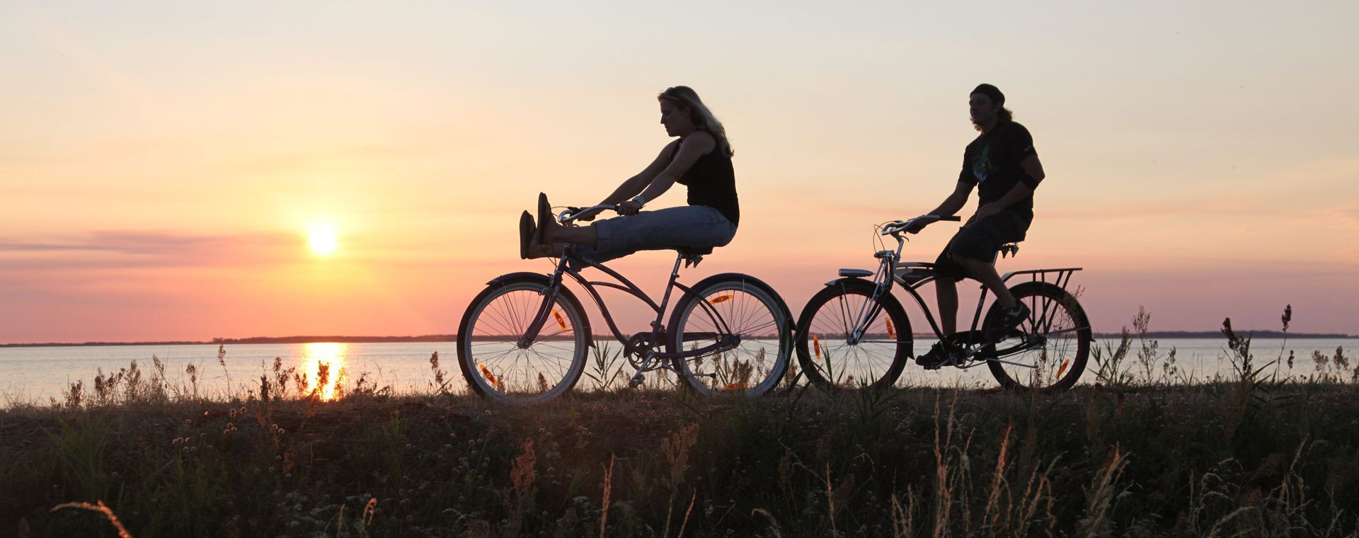 Cyclistes au coucher de soleil au bord de l'eau - Île d'Ummanz - Allemagne