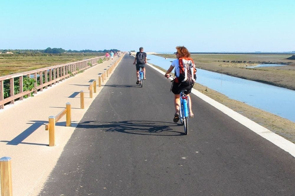 Cyclistes sur la jetée de Jacobsen à Noirmoutier