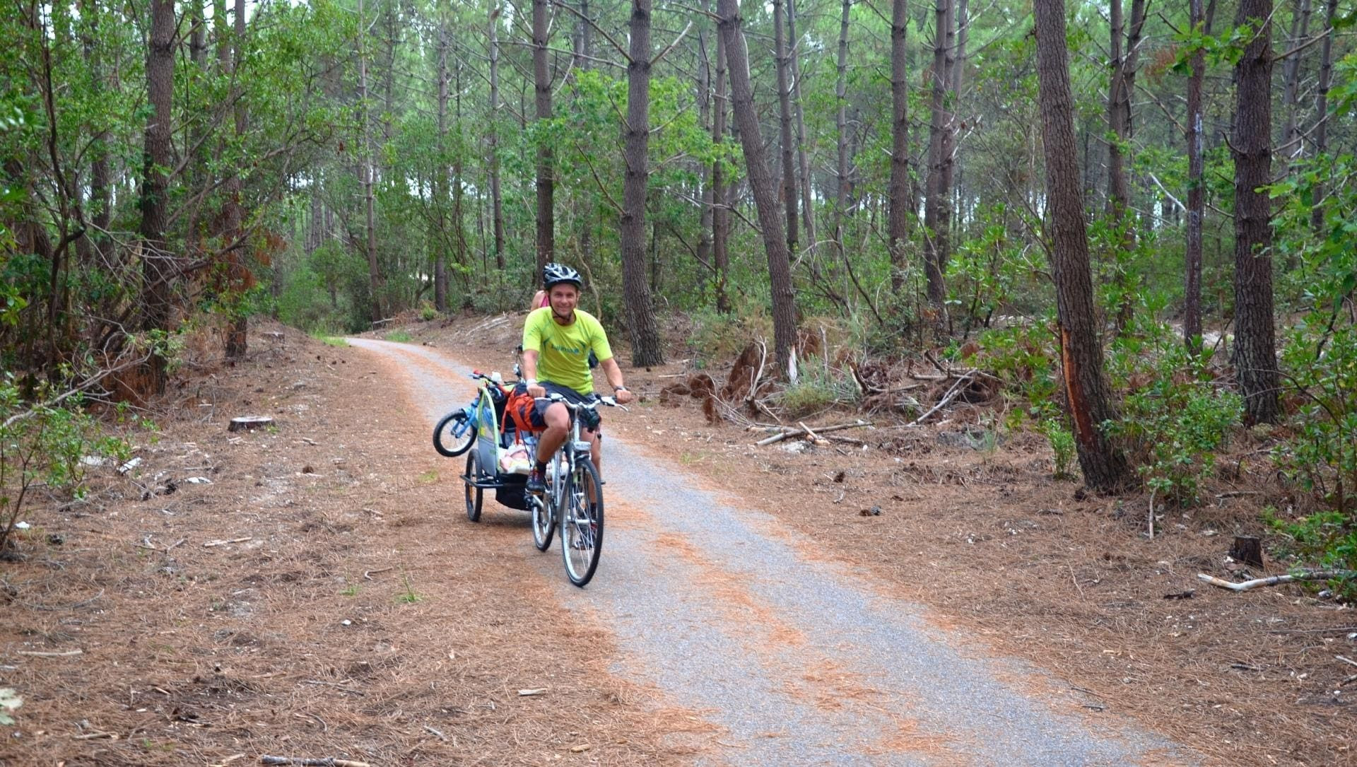Cycliste sur piste cyclable en forêt entre Maubuisson et Lacanau - Gironde - France